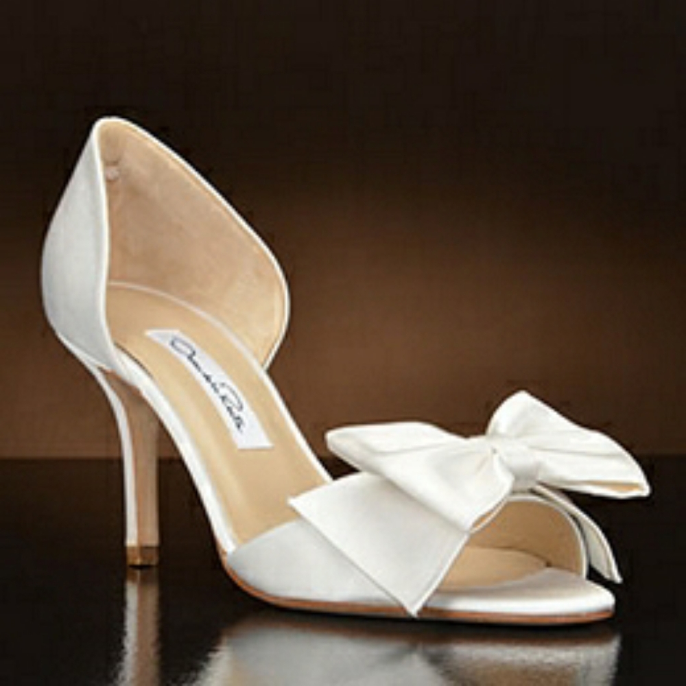NEW Oscar de la Renta White Dyeable Pump with Bow detail SZ39